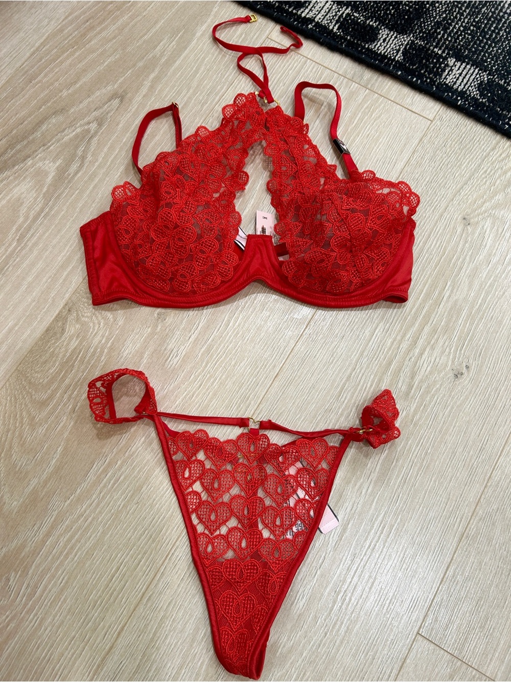 VICTORIAS Secret Dream Angels Lipstick Ouvert Sweetheart Lace Halter Bra Set